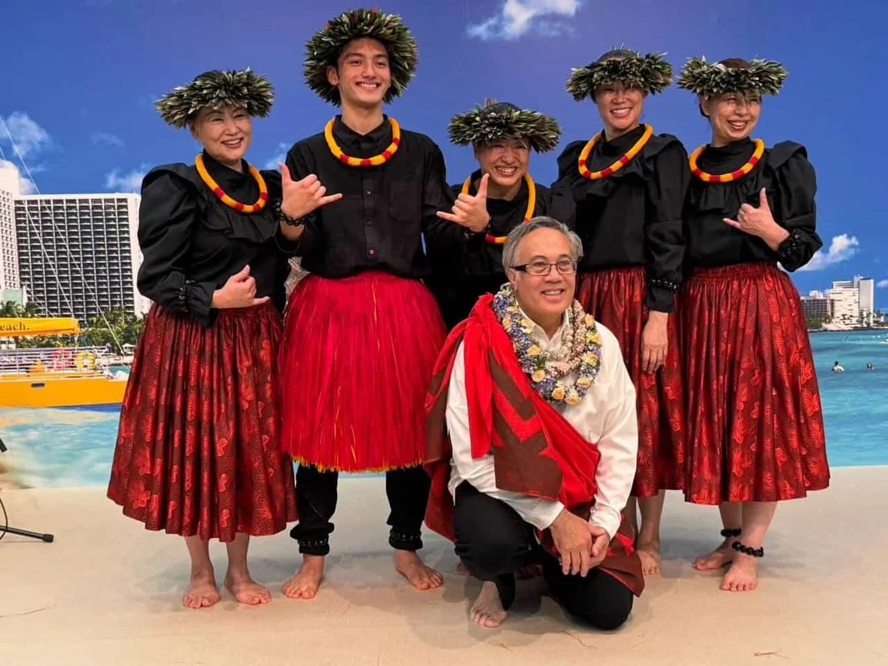 ハワイのビーチで伝統衣装の人々