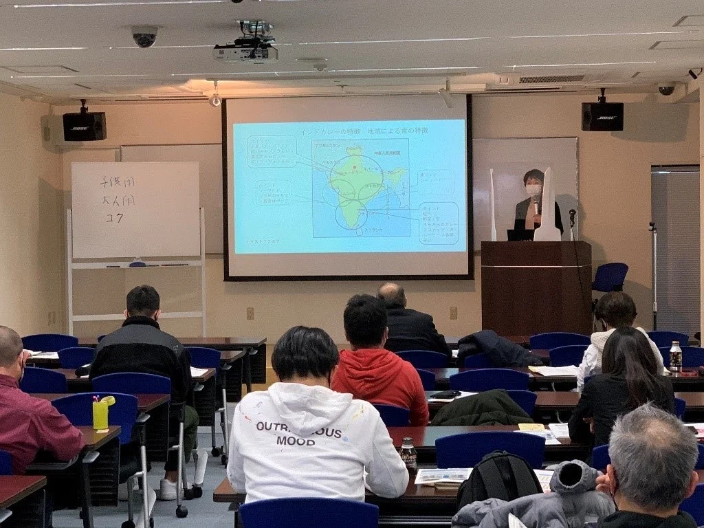会議室でインドカレーと地域食に関するセミナーが開催されている様子