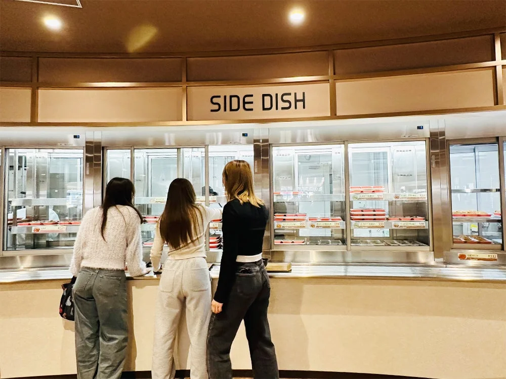 サイドディッシュを選ぶ学生たち