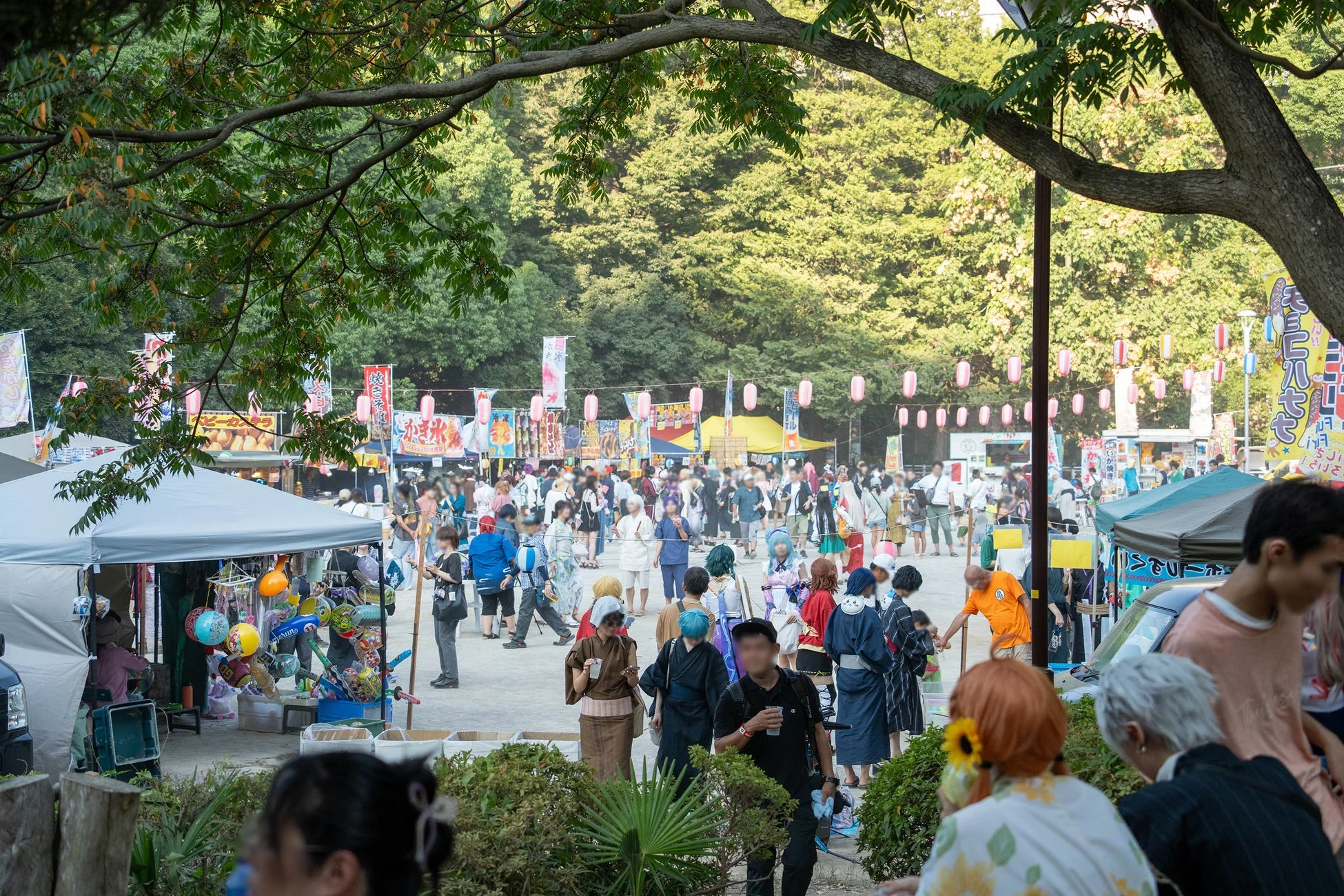 屋台が並び賑わう屋外イベント
