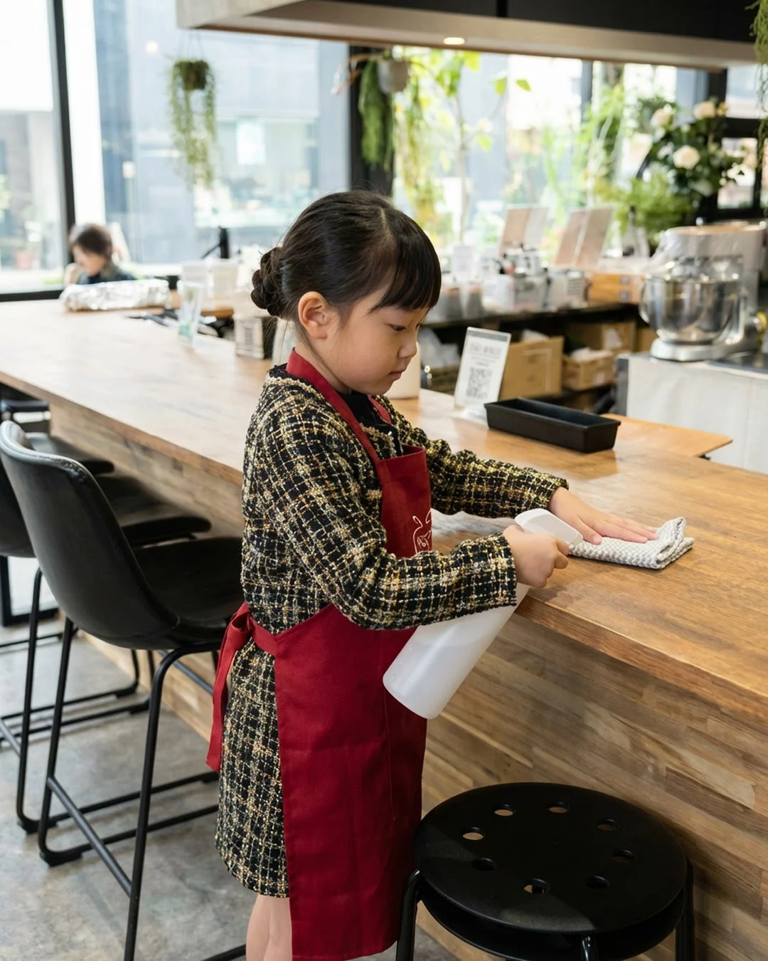 カウンターを拭く女の子