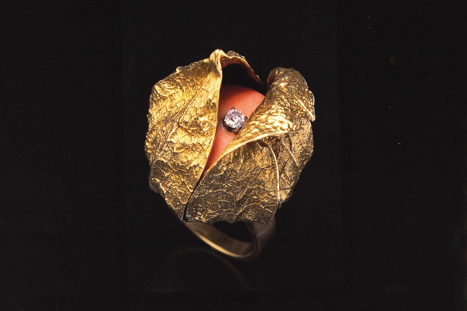 メイ・ウシヤマが愛したほおずきモチーフのアクセサリー