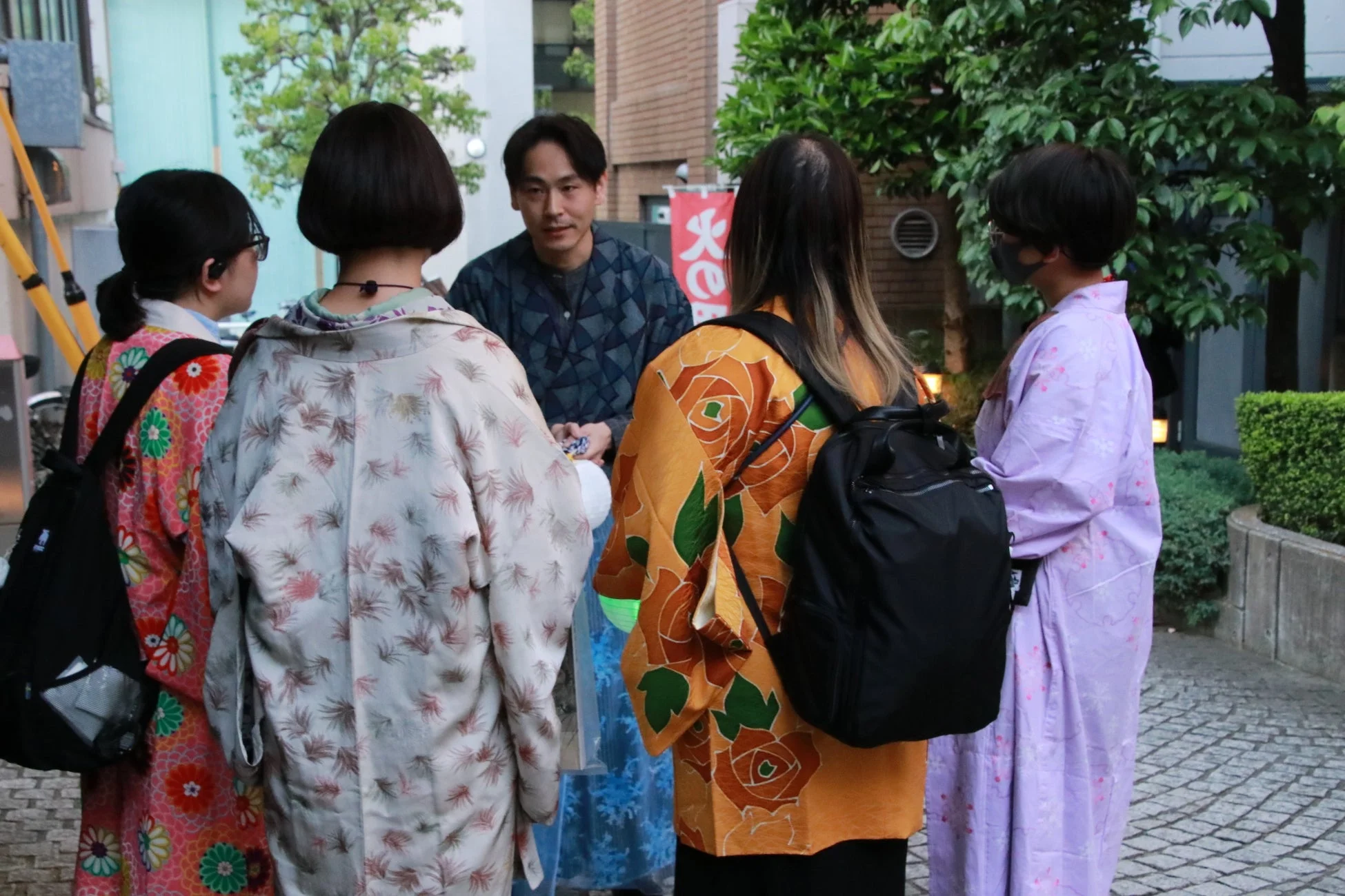 着物姿のグループが談笑している様子