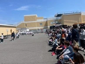 屋外でイベントを楽しむ人々