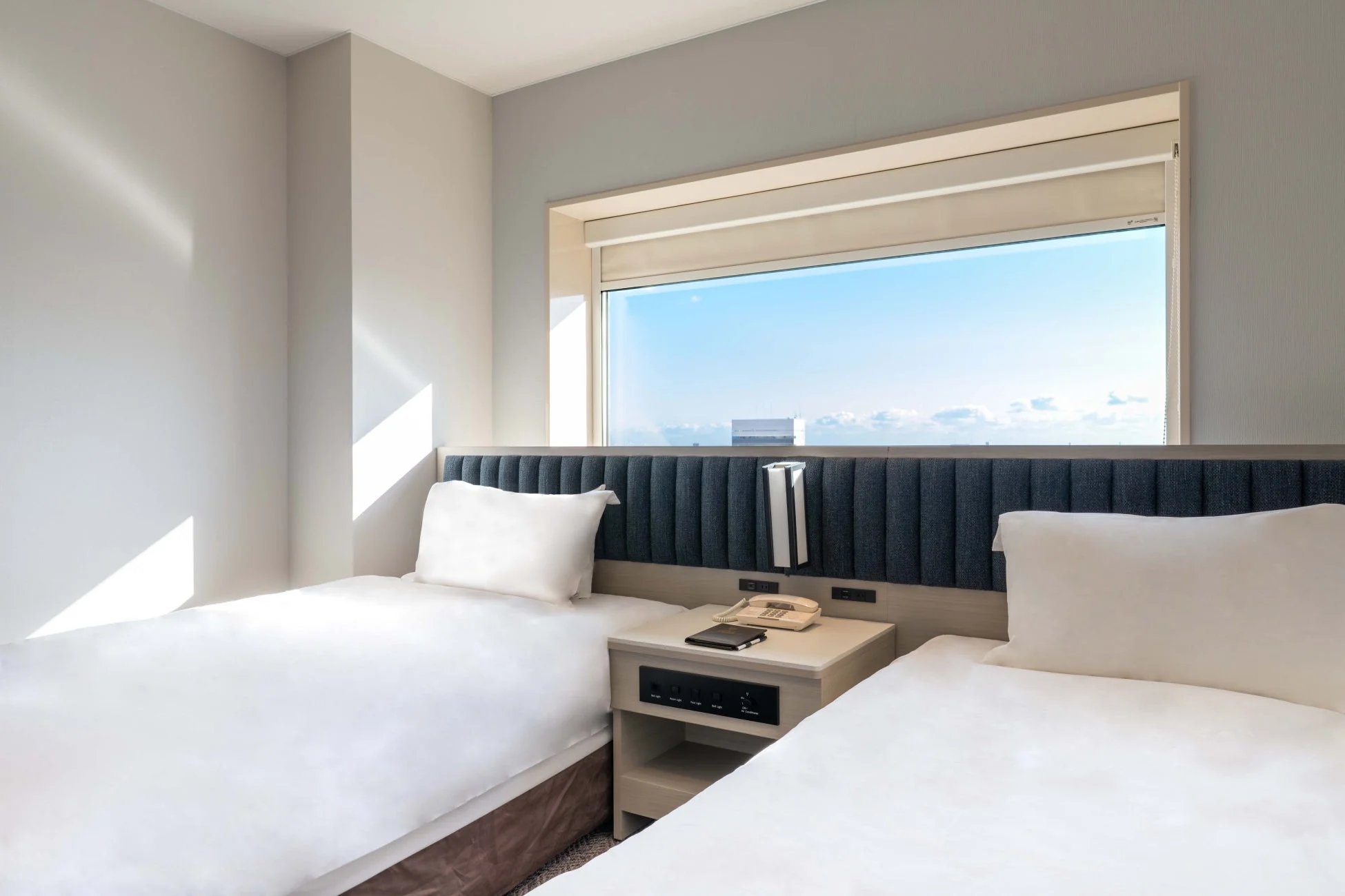 明るい日差しが差し込むツインベッドの客室