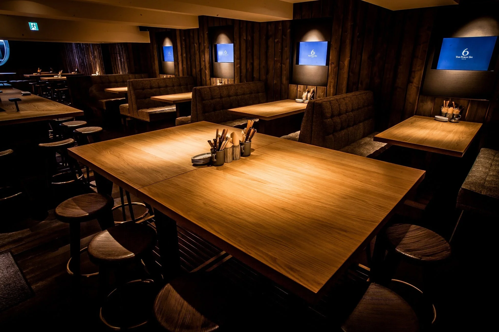 THE PUBLIC SIX 店内