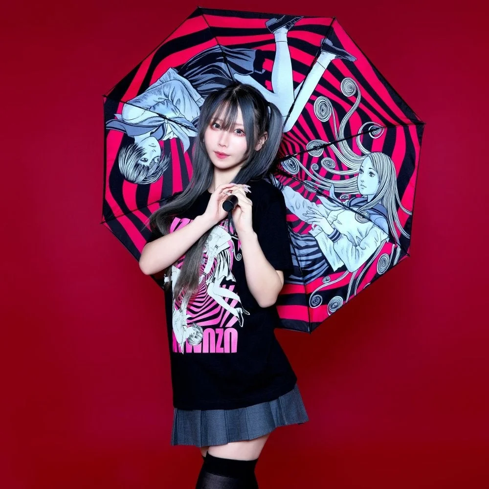 女性,アイドル,ファッション,傘,漫画,伊藤潤二,うずまき,ホラー,ゴシック,ポップカルチャー,スタジオ撮影,赤い背景,ツインテール,ミニスカート