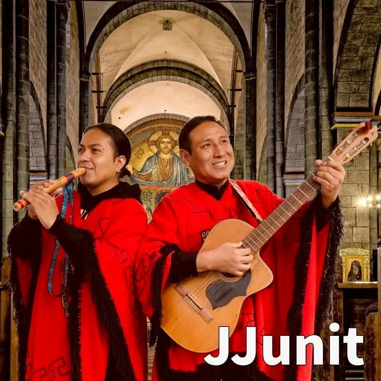 民族楽器を演奏する男性二人組