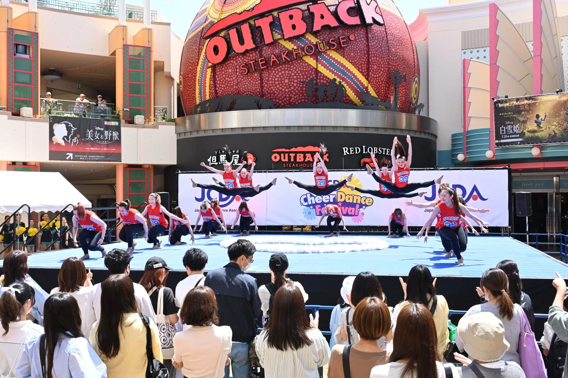 屋外チアダンスフェスティバル、赤い衣装、観客