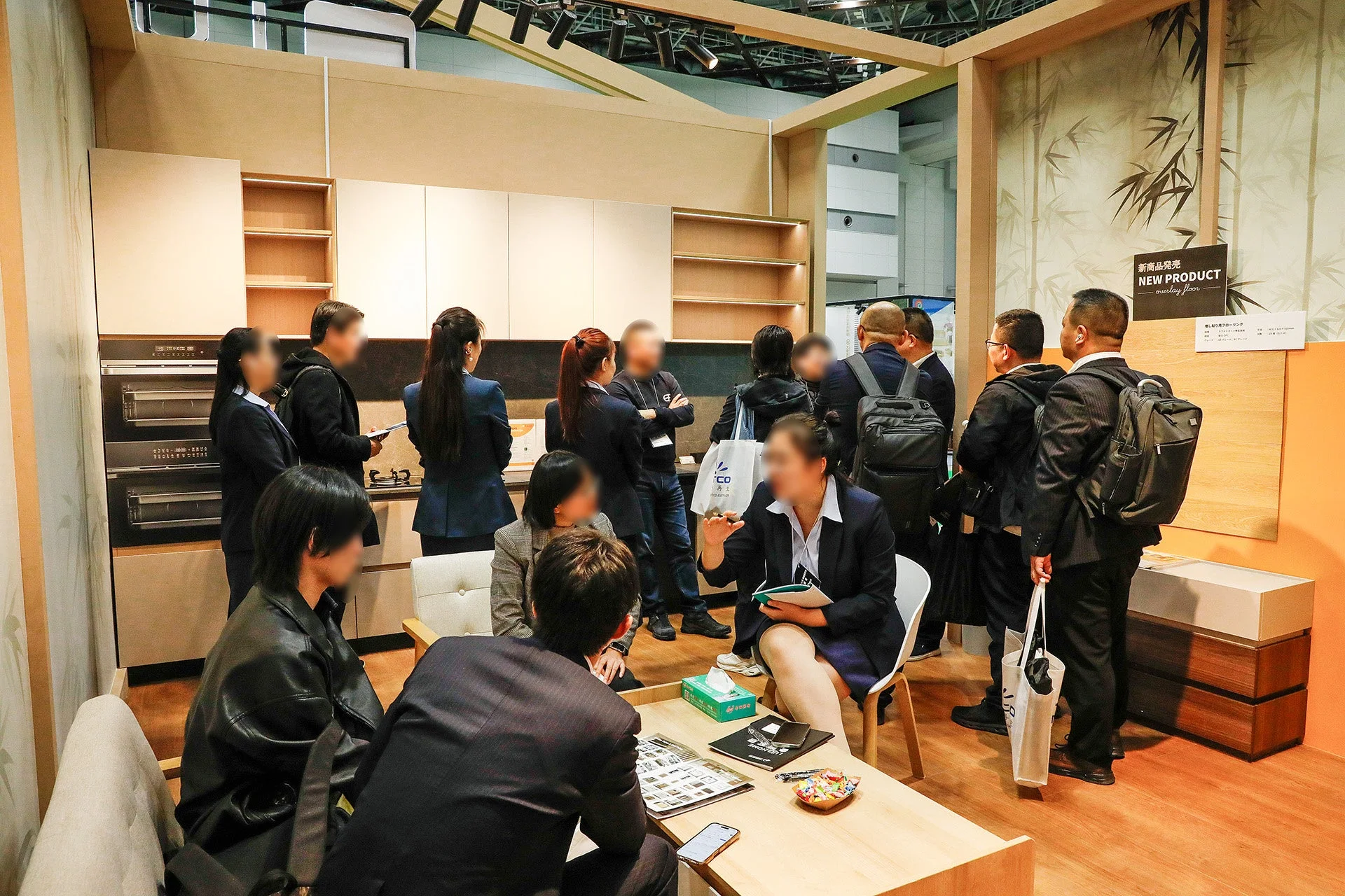 キッチン家電や内装材の新商品展示