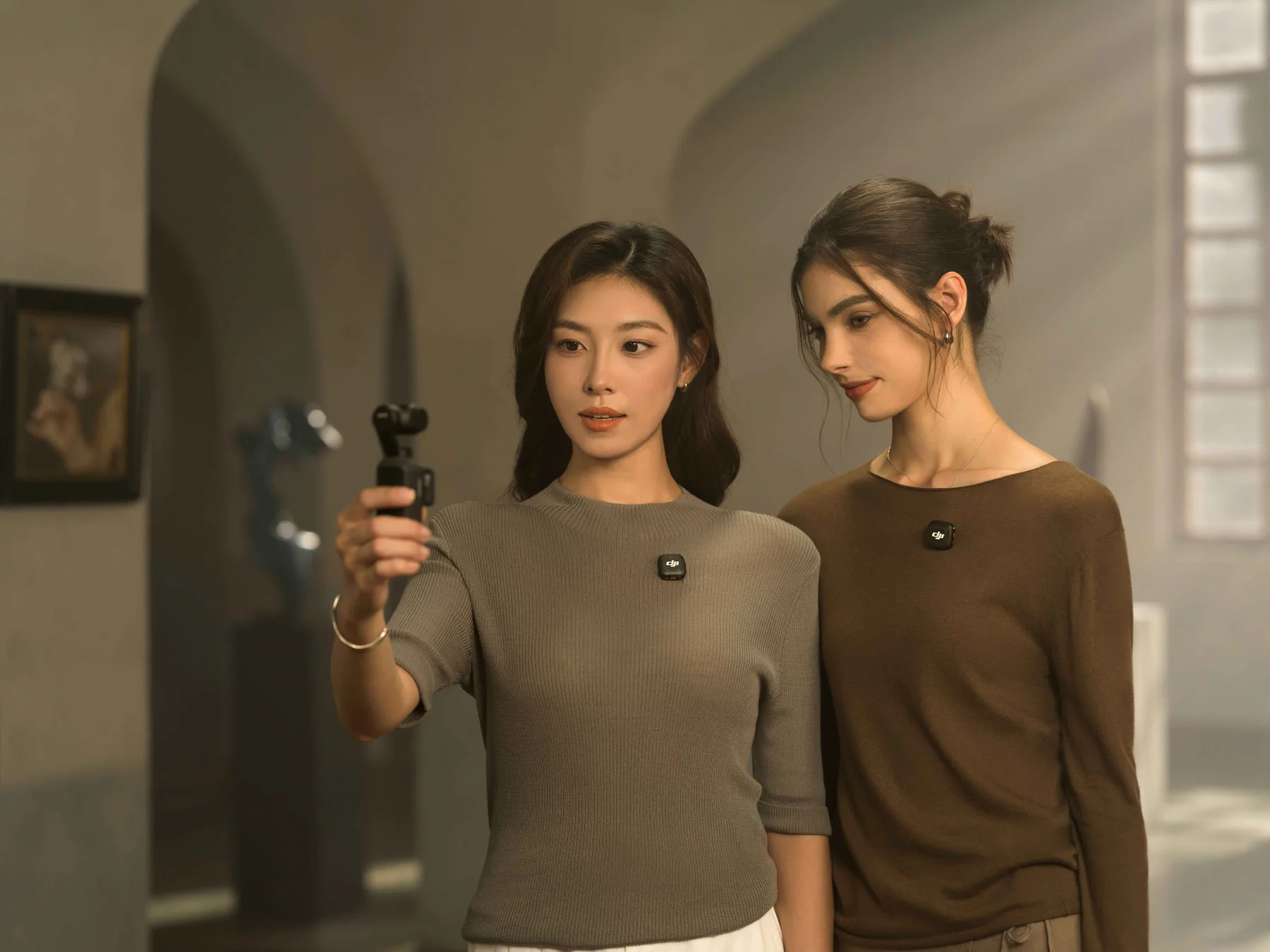 DJIマイクを装着して撮影している女性たち