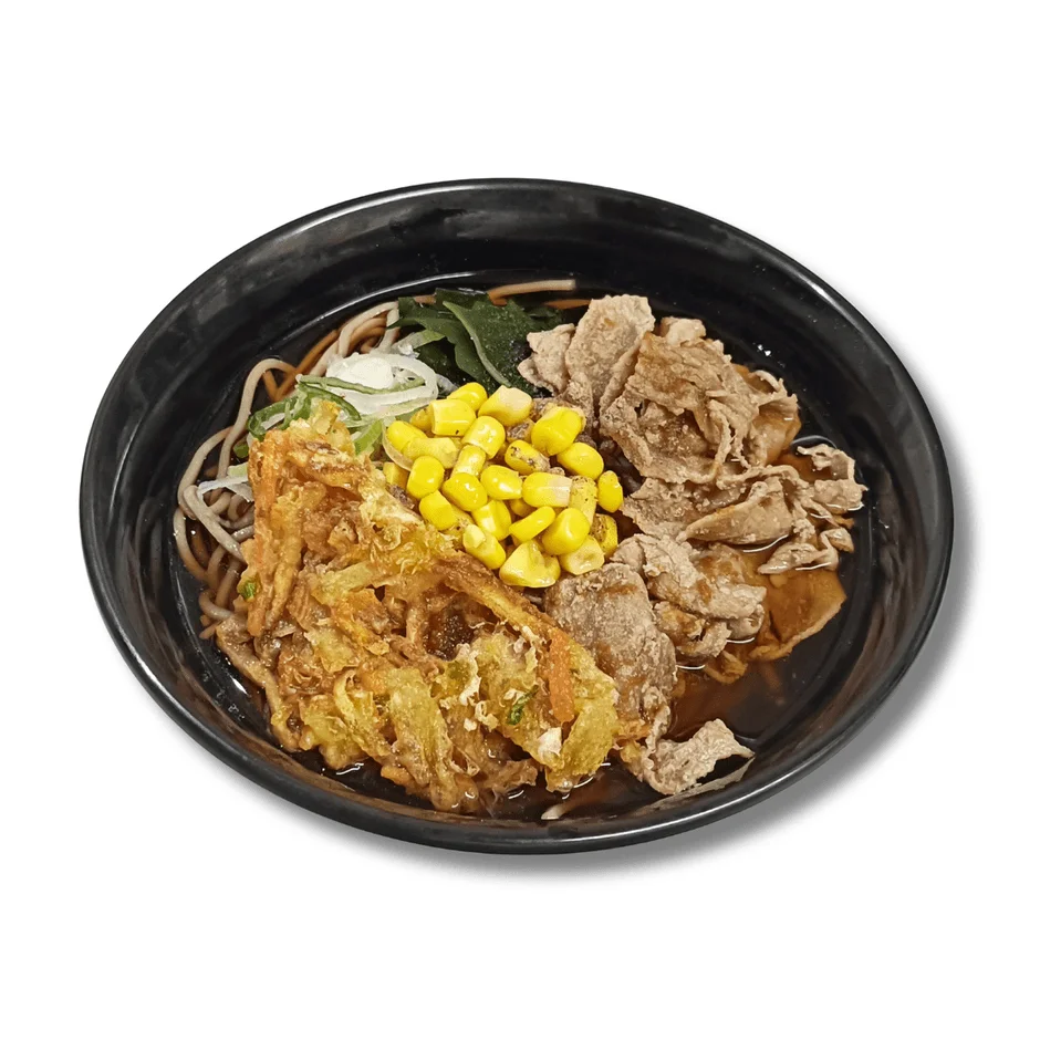 黒い器に入った温かい蕎麦