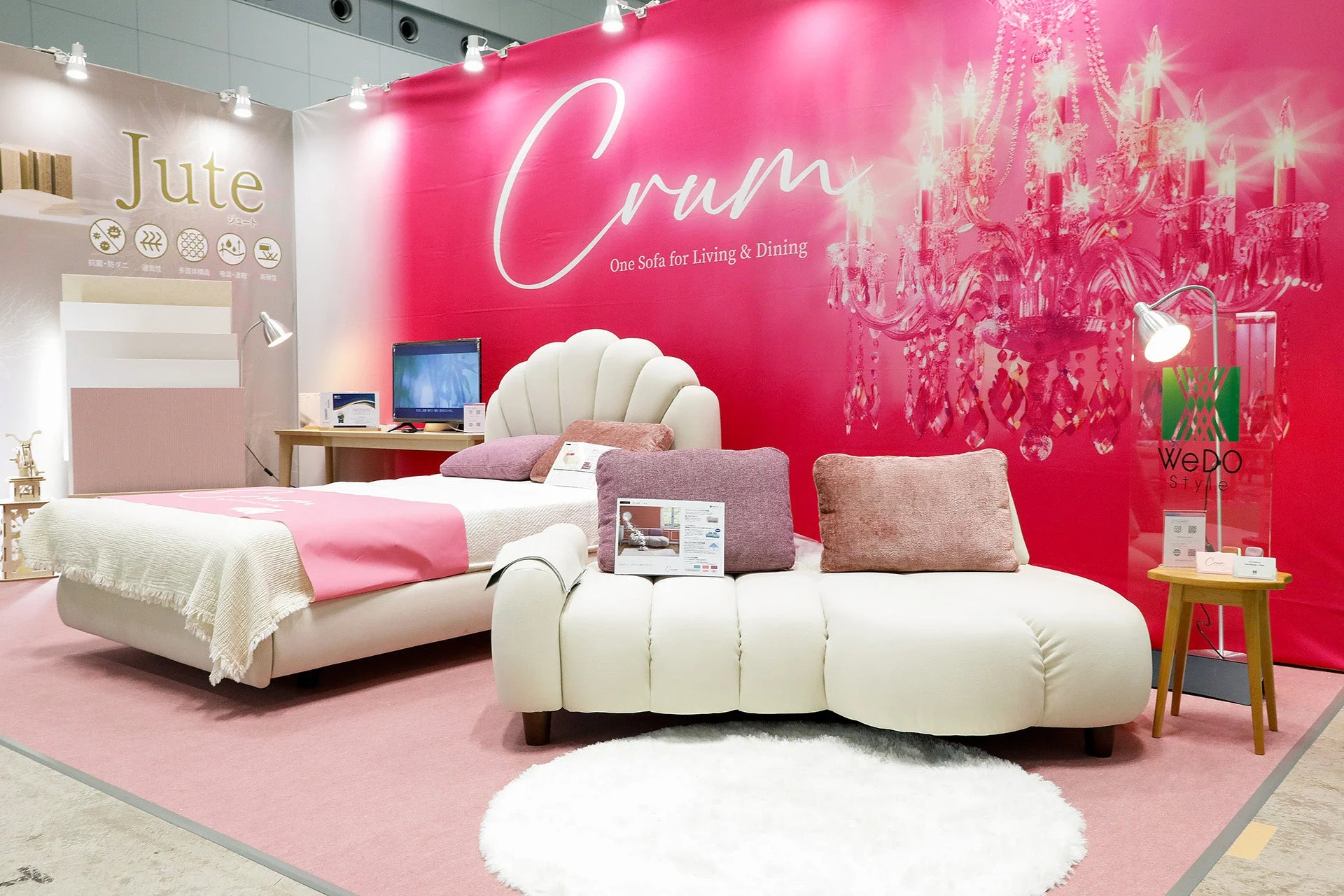 ピンクと白の家具