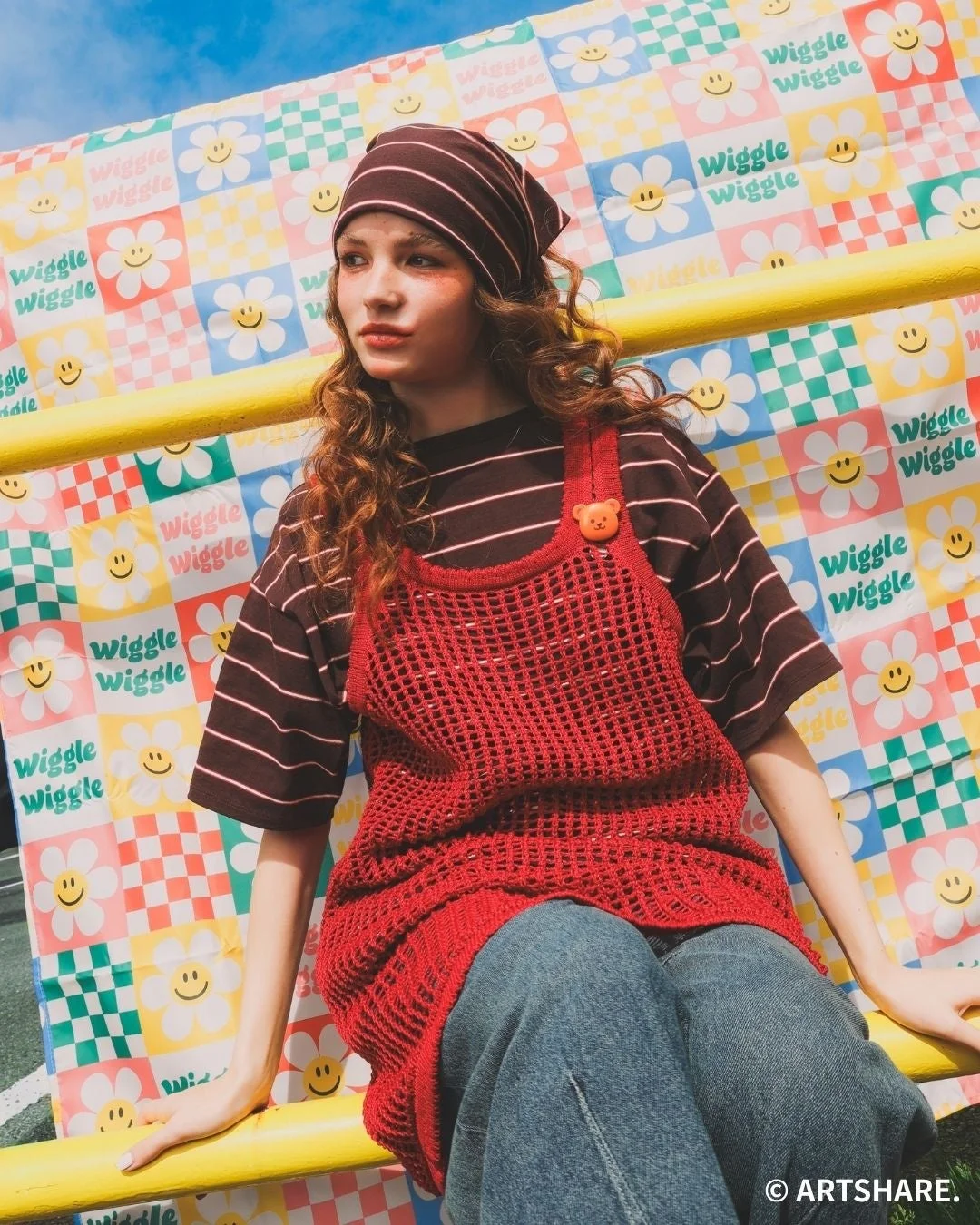 スカーフセットボーダーTシャツ、レイヤードメッシュワンピースを着用したモデル