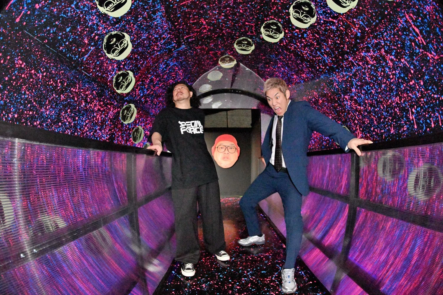 カラフルな錯覚展示を楽しむ男性たち