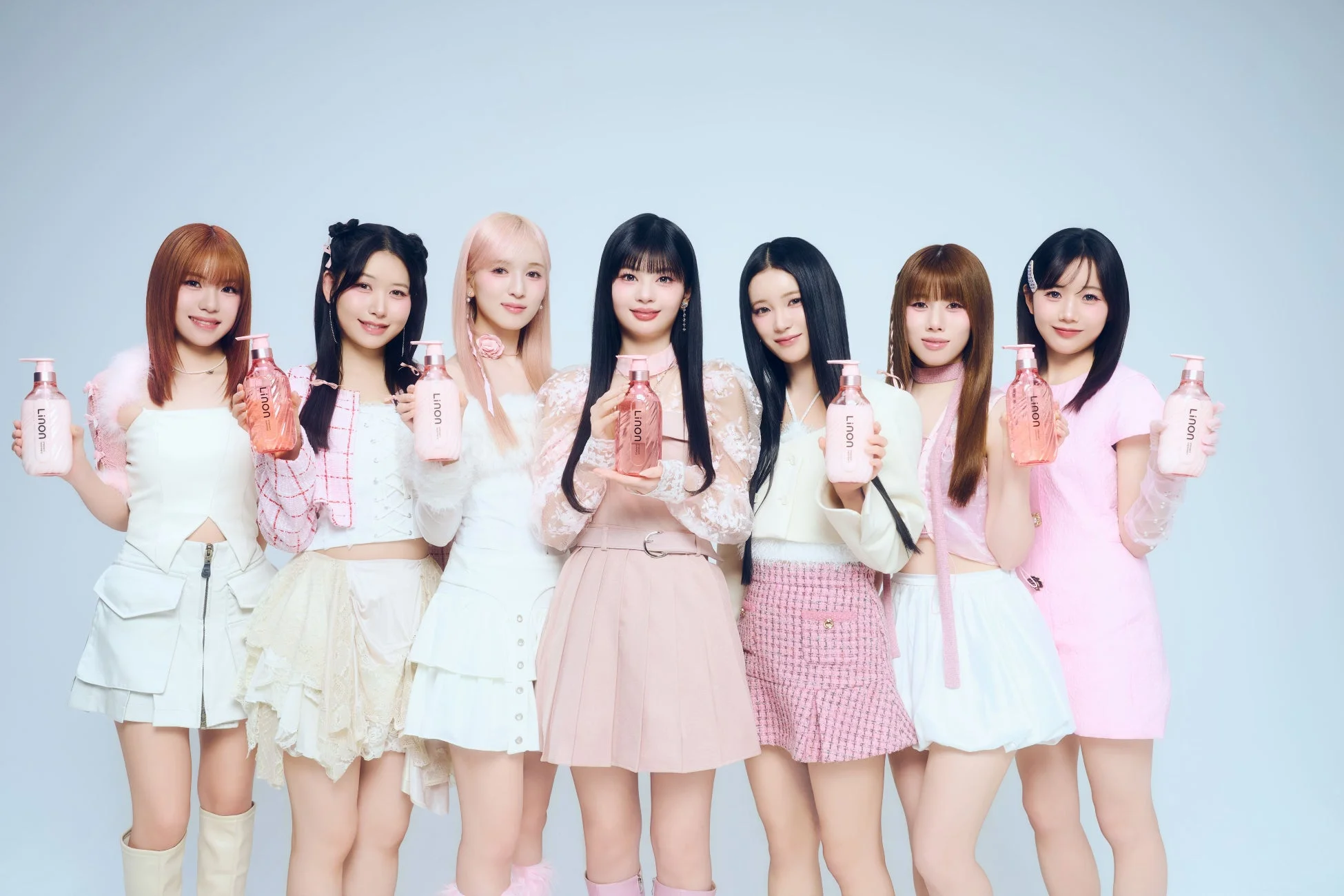ME:IのメンバーがLinonのボトルを持つ写真
