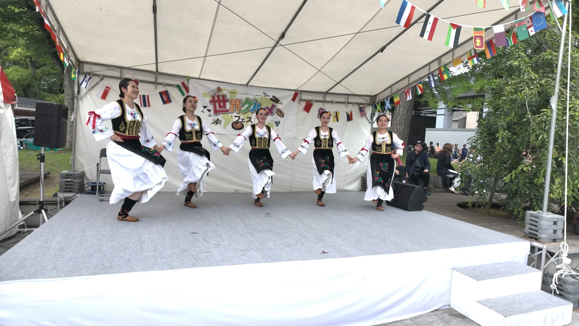 ステージでの民族舞踊