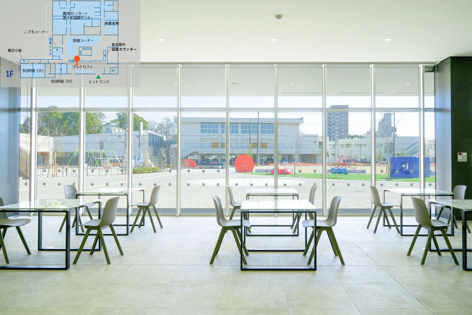 やわたパレットのブックカフェまたはラウンジ