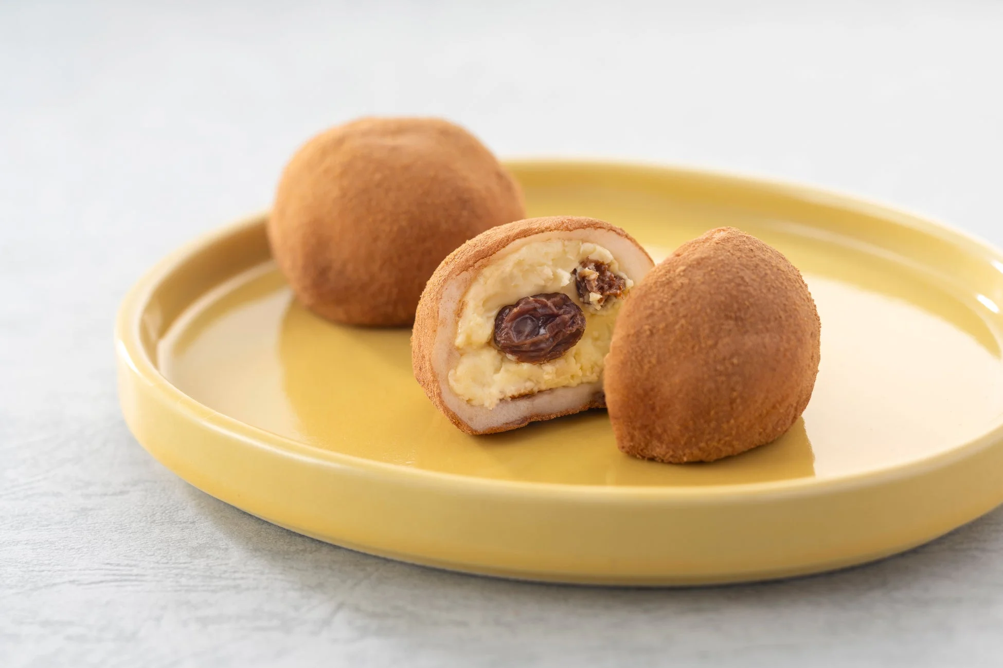 ラム酒漬けレーズン、クリームチーズ、バターを求肥で包んだ大福