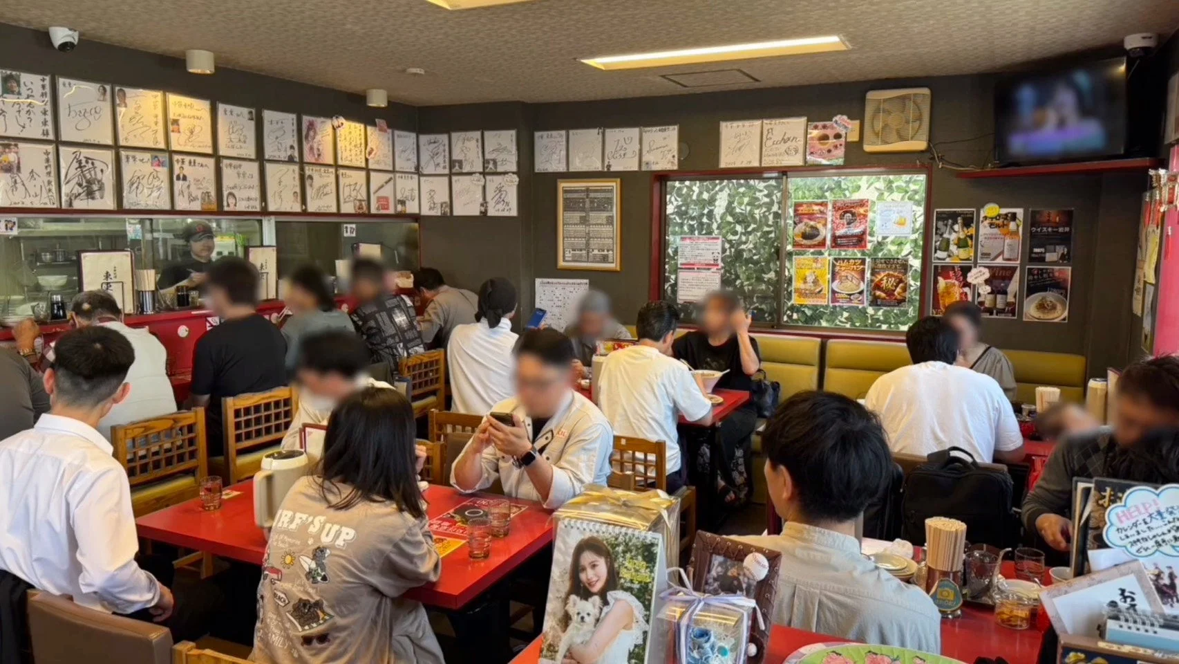 賑やかなラーメン店の店内