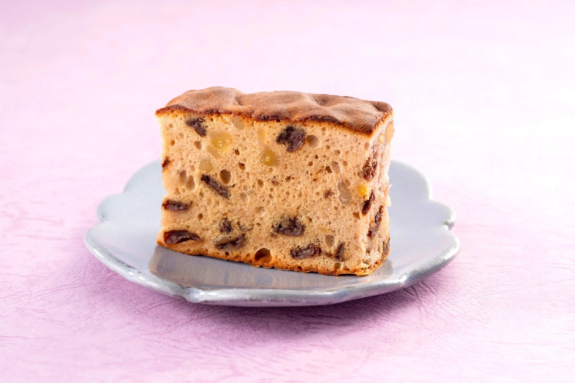 こしあんをしのばせたカステラ生地にラムレーズンと栗