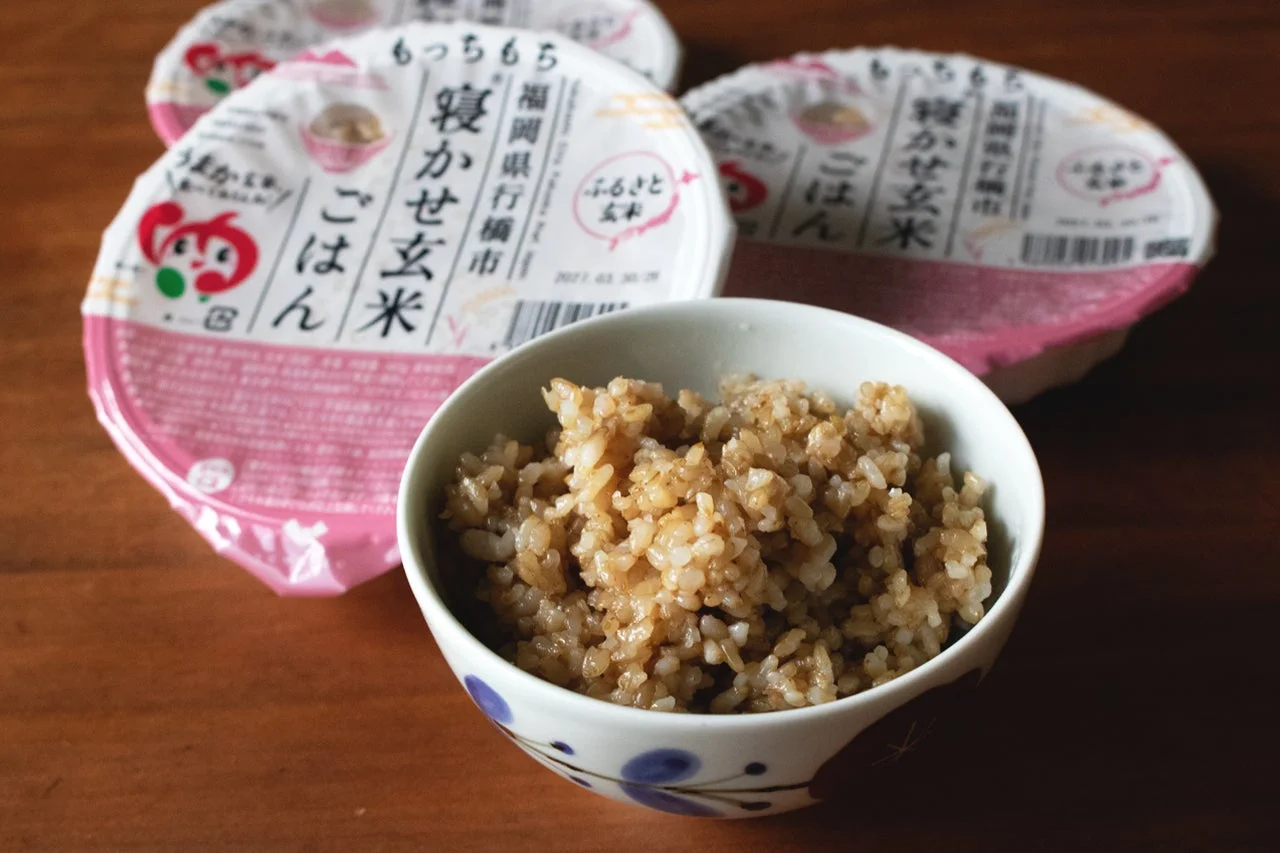 白い茶碗に盛られた寝かせ玄米とパック