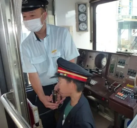 子供が制服を着て運転体験