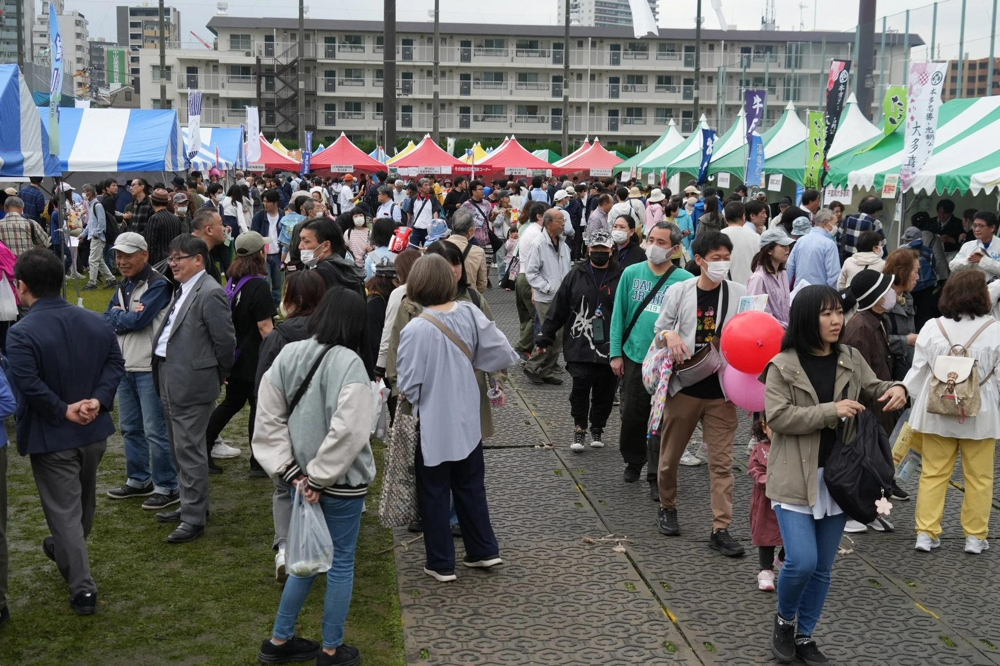 屋外イベントで賑わう人々の様子