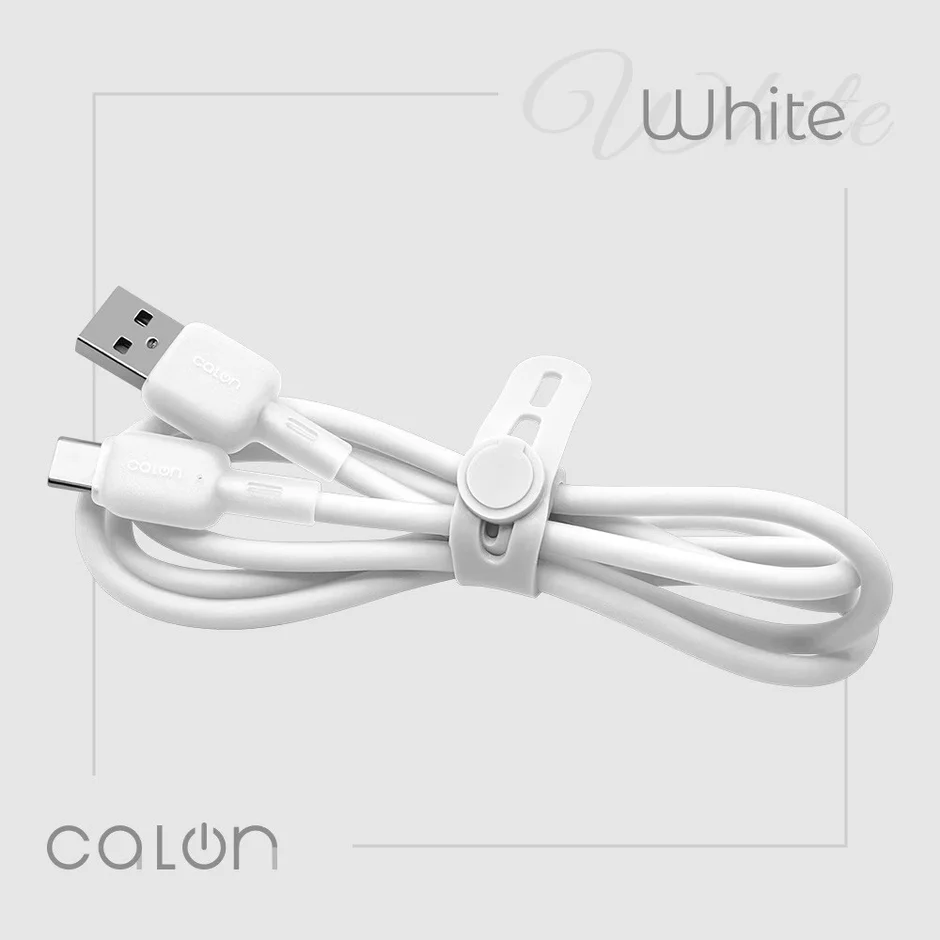 白いUSB Type-Cケーブルが写っており、ケーブルはきれいに束ねられ、白いバンドで固定されています。シンプルな背景で、清潔感のあるデザインが強調されています。