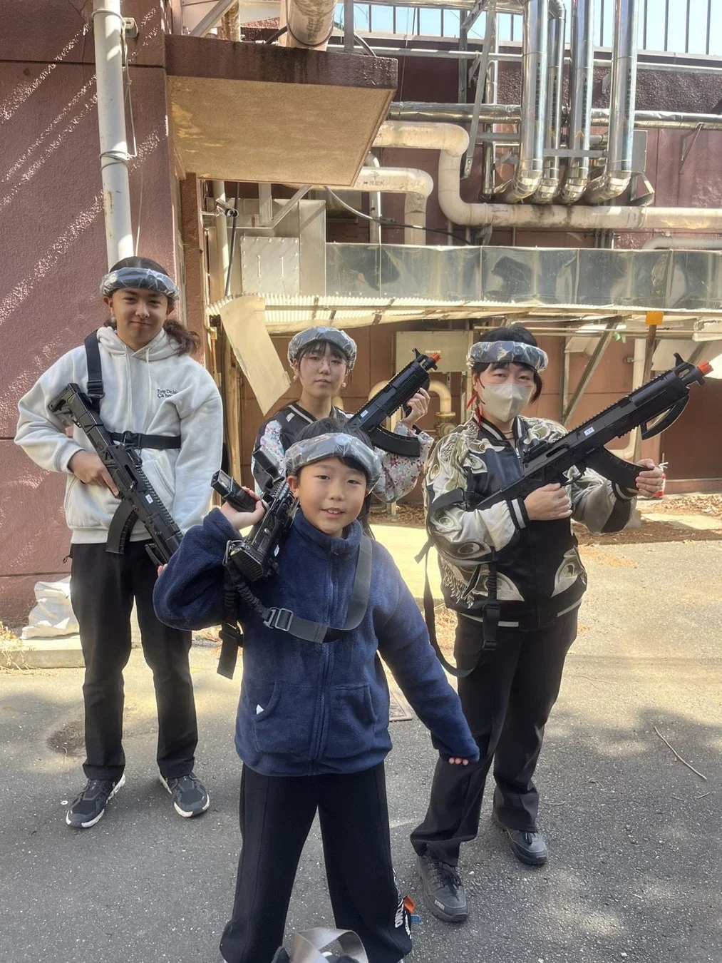 レーザーガンを持つ子供たち