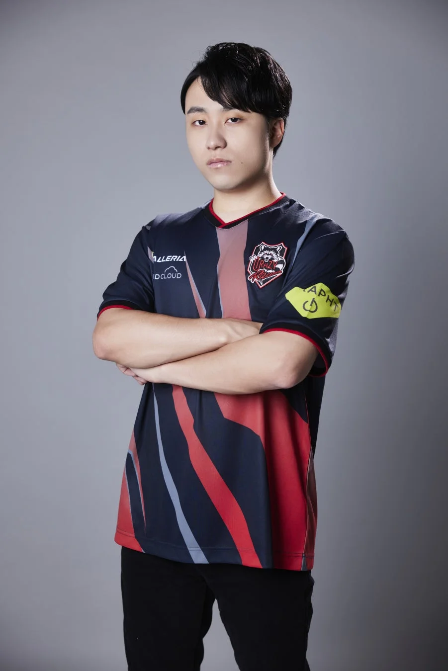 eスポーツユニフォームを着た男性のポートレート