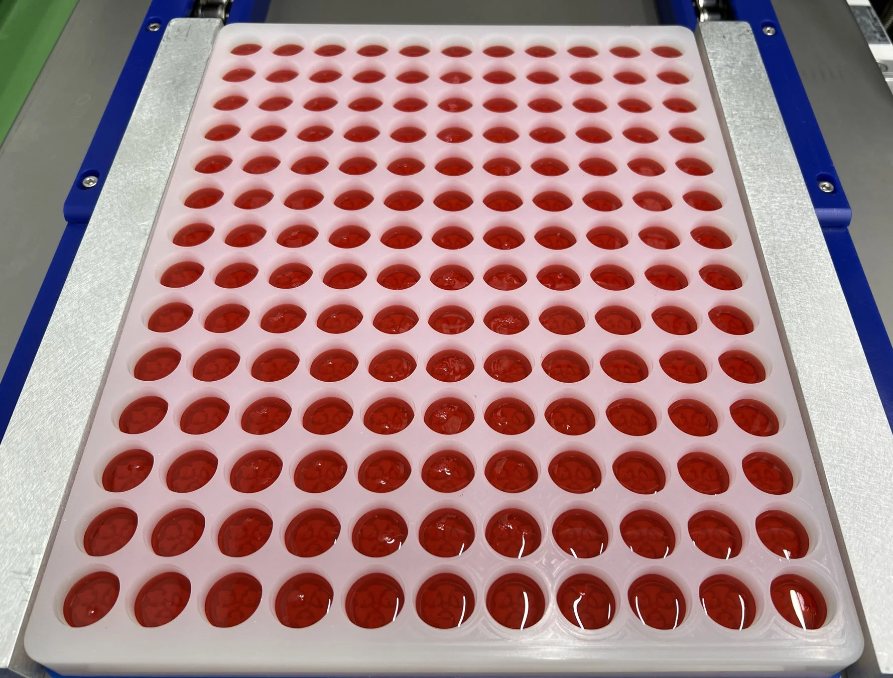 赤い液体が充填されたトレイ