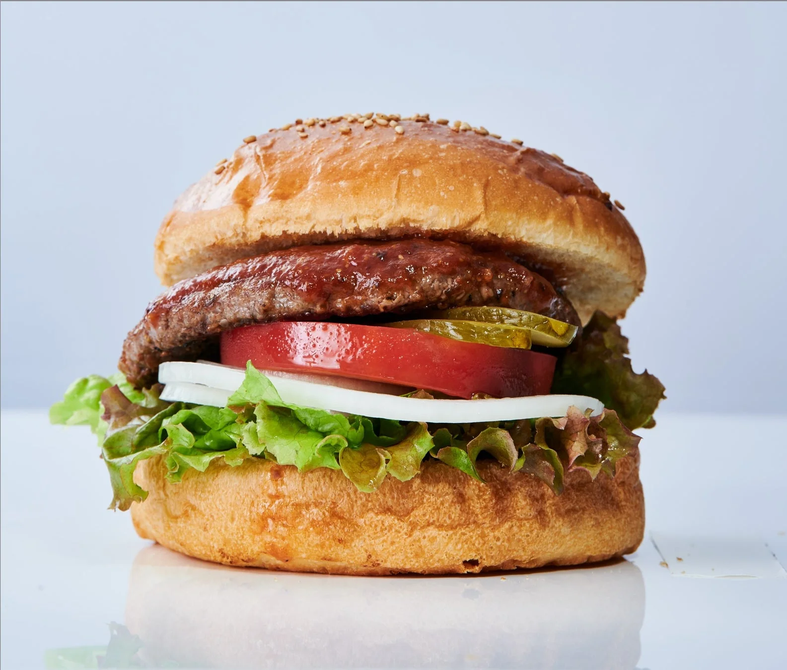 ボリューム満点のハンバーガー