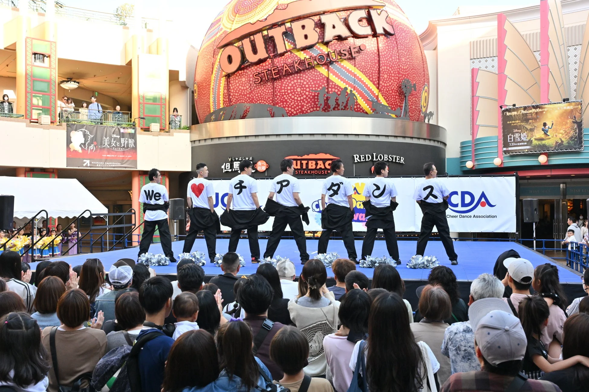 男性グループのチアダンス、Tシャツ