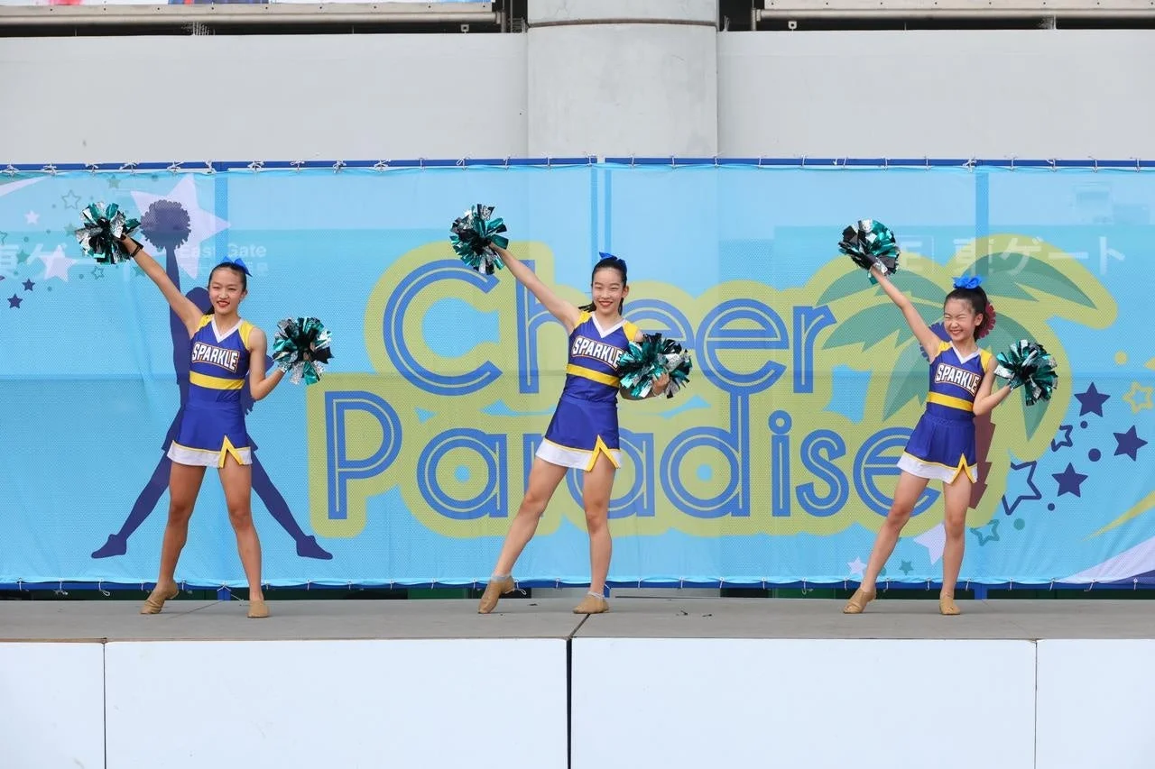 青と黄色の衣装のチアリーダー