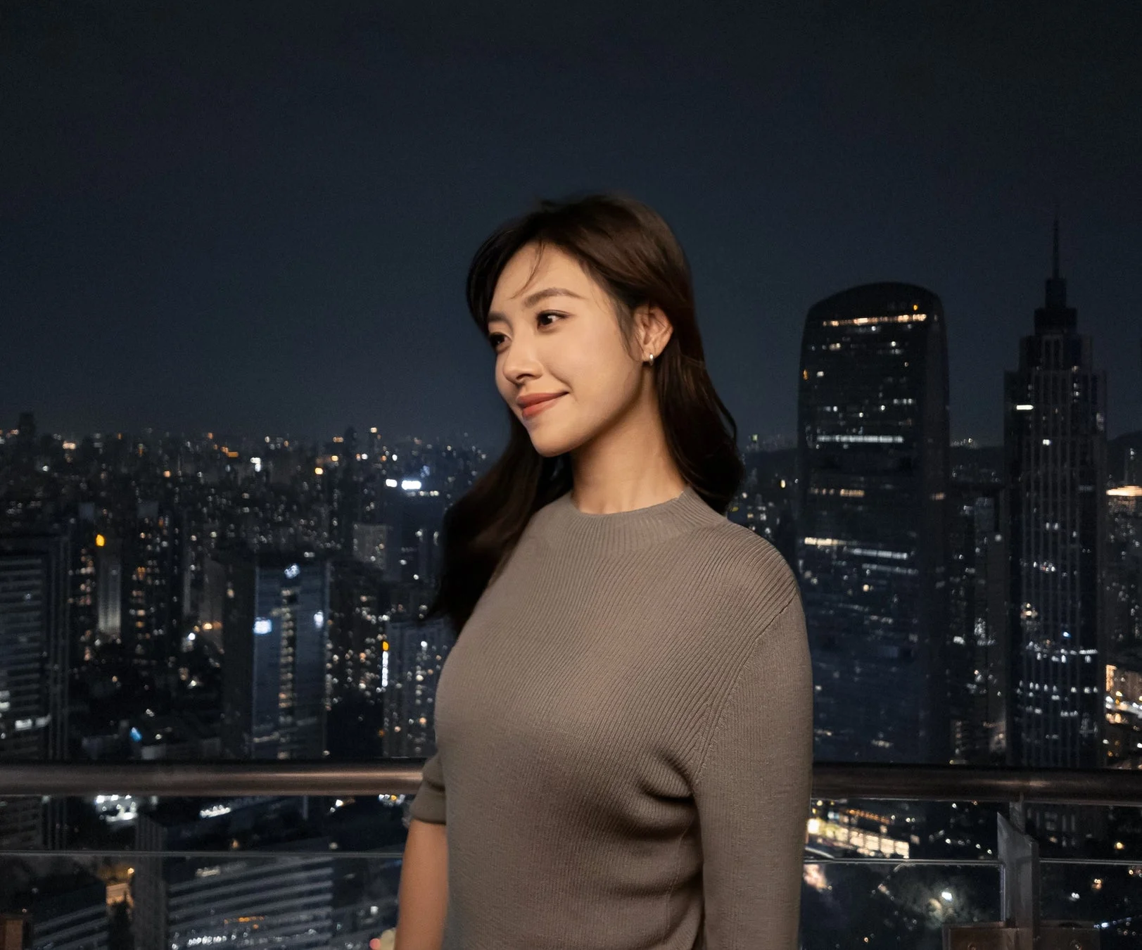 夜景を背景にした女性のポートレート