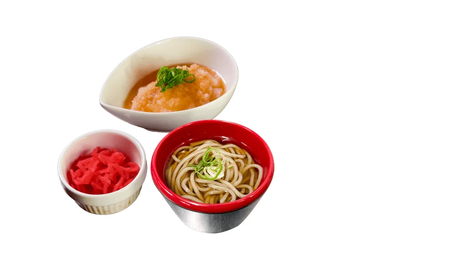だし汁に入った麺類、おろし、そして紅しょうがが並べられた和食のセット