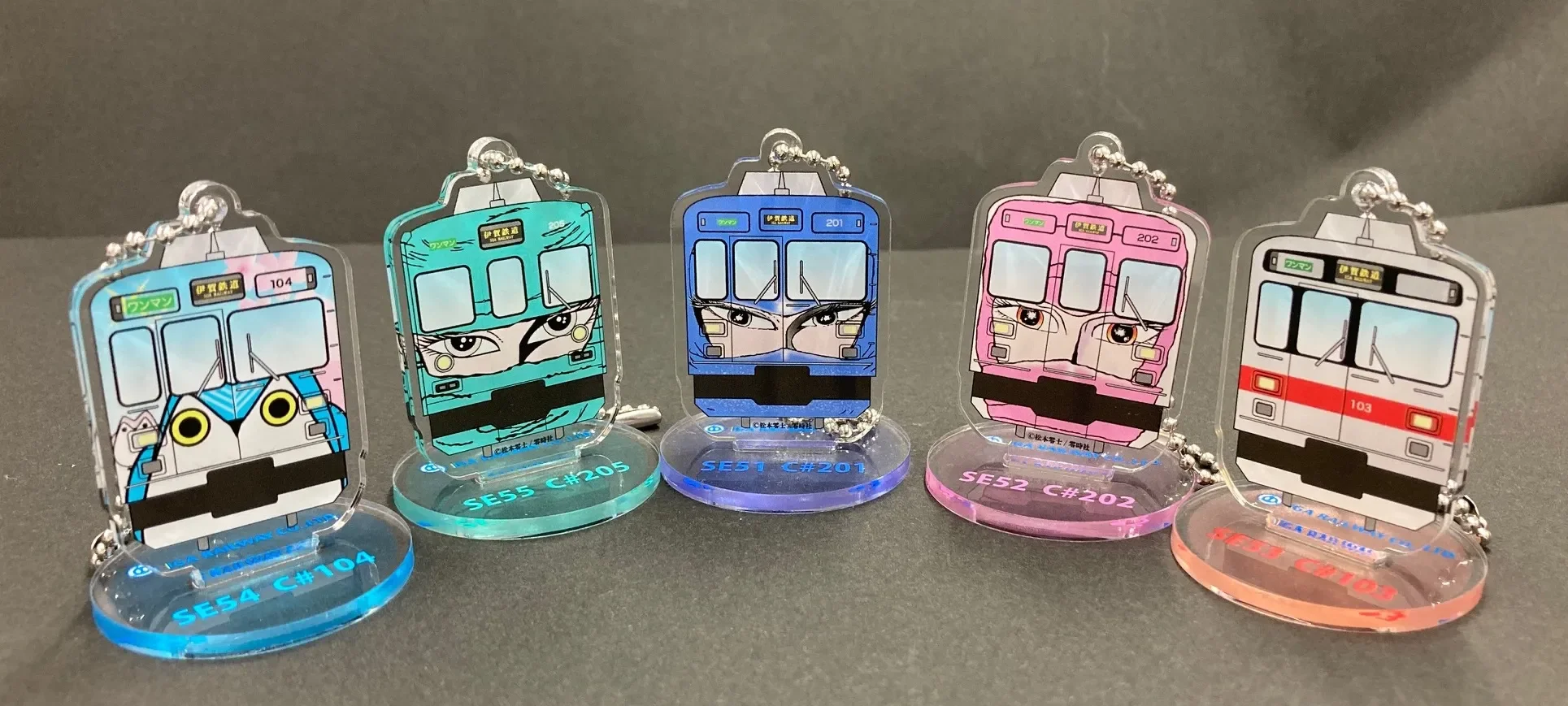 伊賀鉄道の電車をモチーフにした、松本零士デザインを含むアクリルキーホルダー
