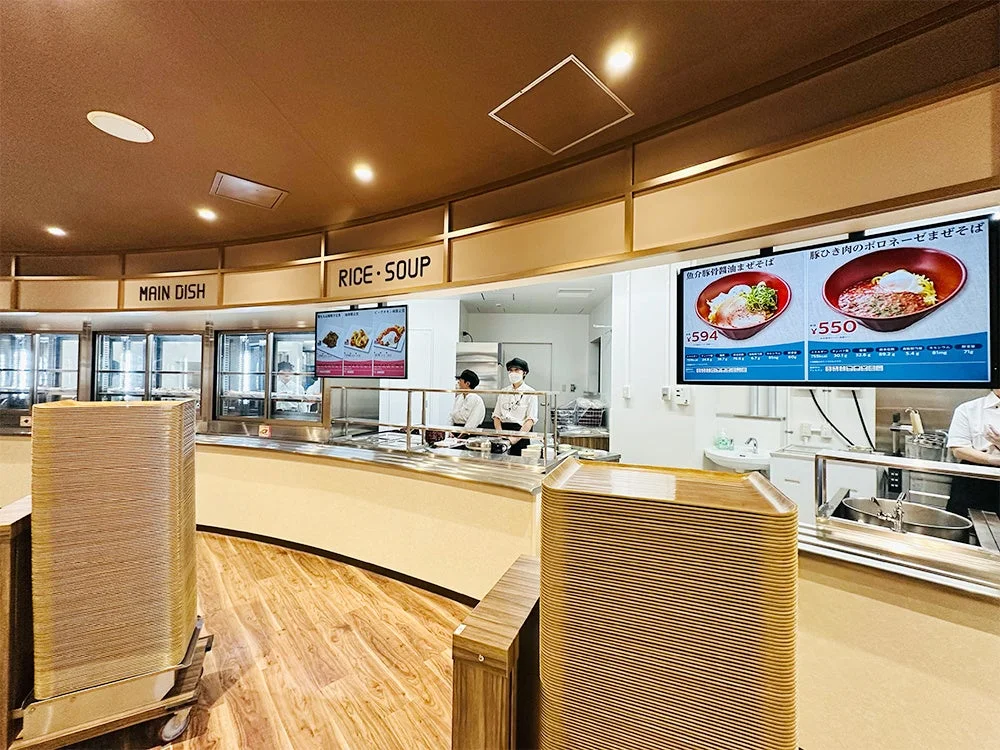 食堂内部とメニューボード