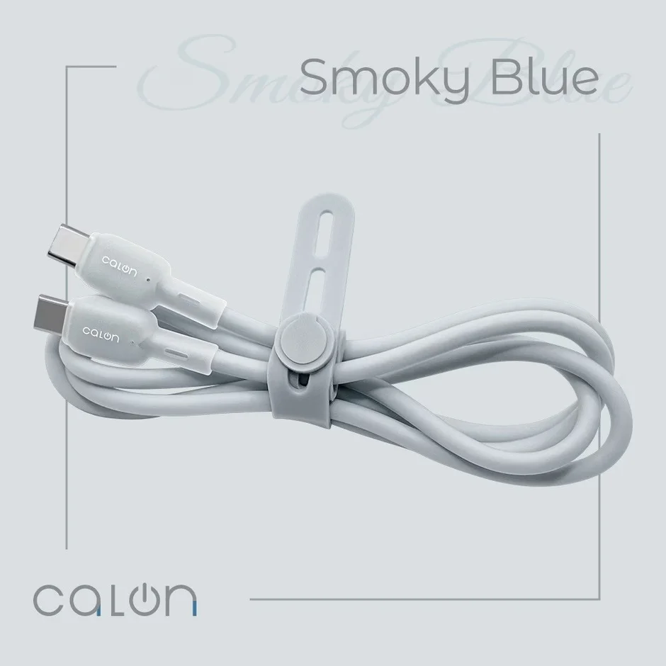 スモーキーブルーのUSB Type-Cケーブルが、グレーのケーブルタイで綺麗にまとめられています。CALONブランドの製品で、シンプルでモダンなデザインが特徴です。