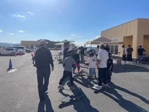 スケートボードを楽しむ人々