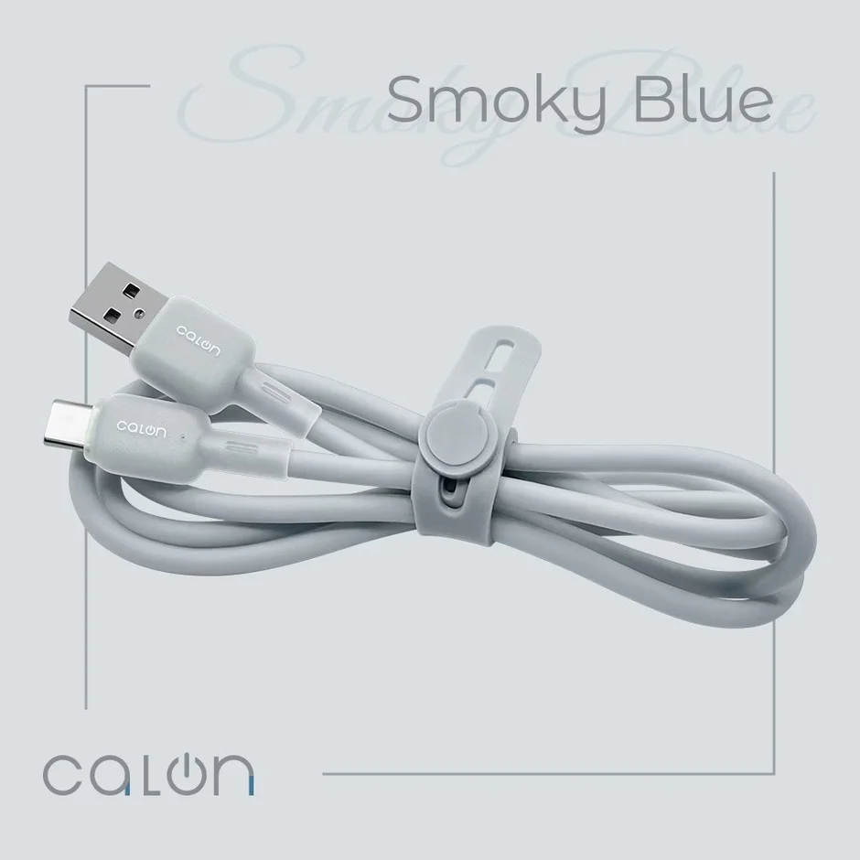 CALONブランドのスモーキーブルーのUSB-A to USB-Cケーブルが、ケーブルタイでまとめられた状態で写っています。