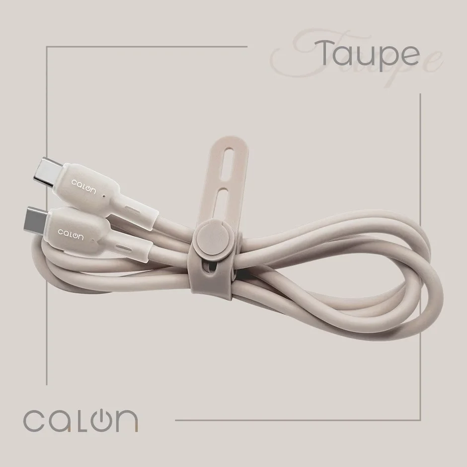 トープカラーのUSB-Cケーブルがケーブルタイでまとめられた状態の画像です。ケーブルには「calon」のロゴが見えます。