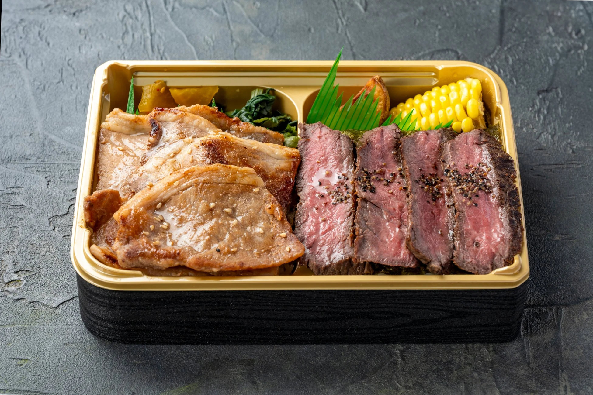 乳酸菌発酵豚と熟成牛ステーキ弁当