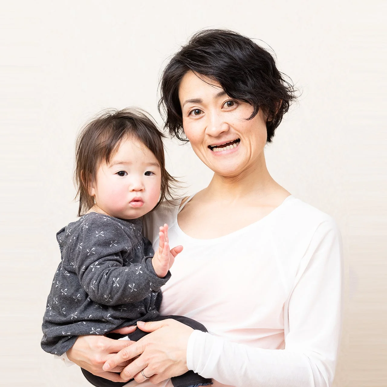 赤ちゃんを抱っこする母親