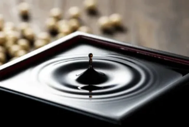 器に落ちる醤油の滴