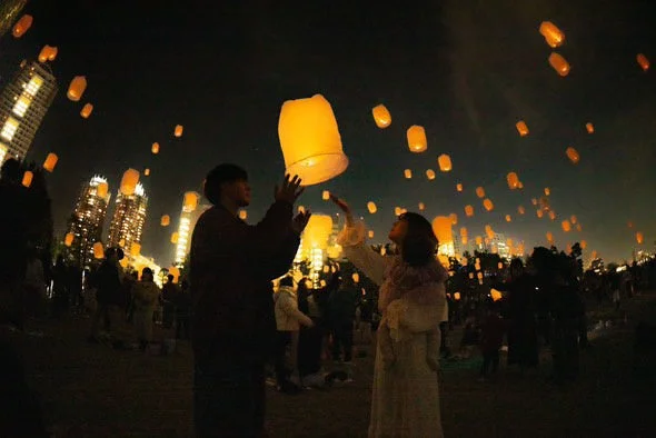 夜景とランタン、カップル