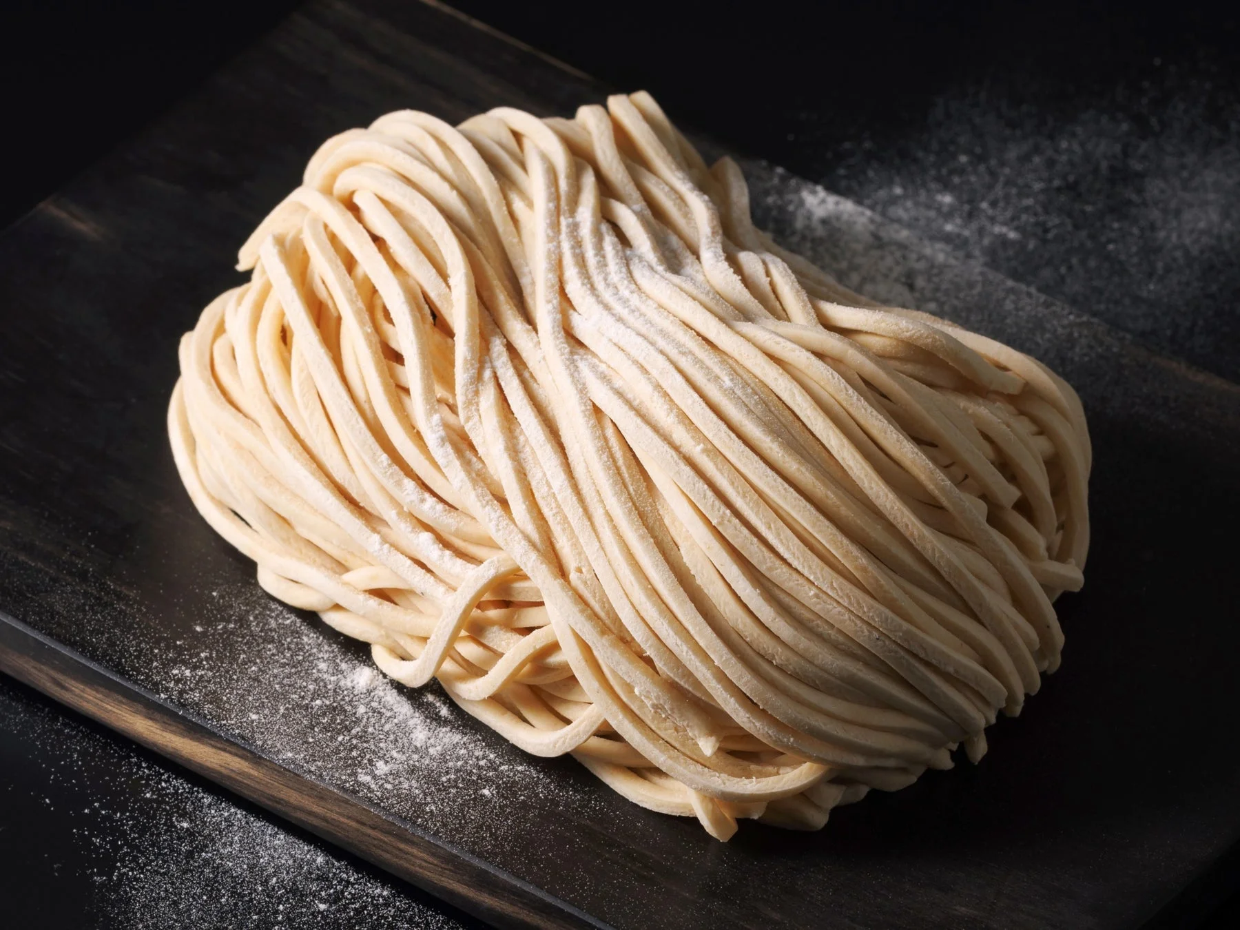 打ち粉がまぶされた生麺