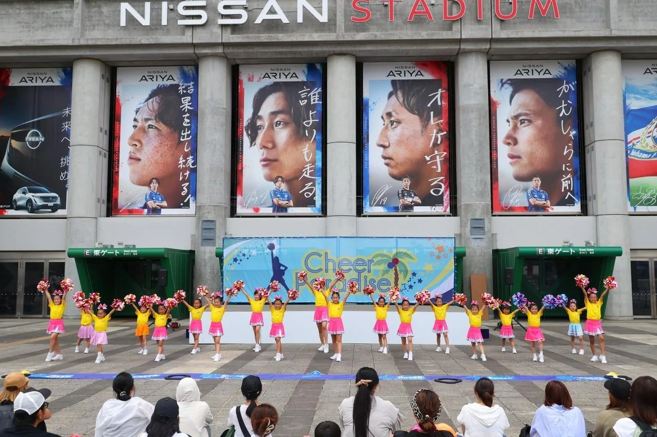 日産スタジアムと子供たちのチアダンス