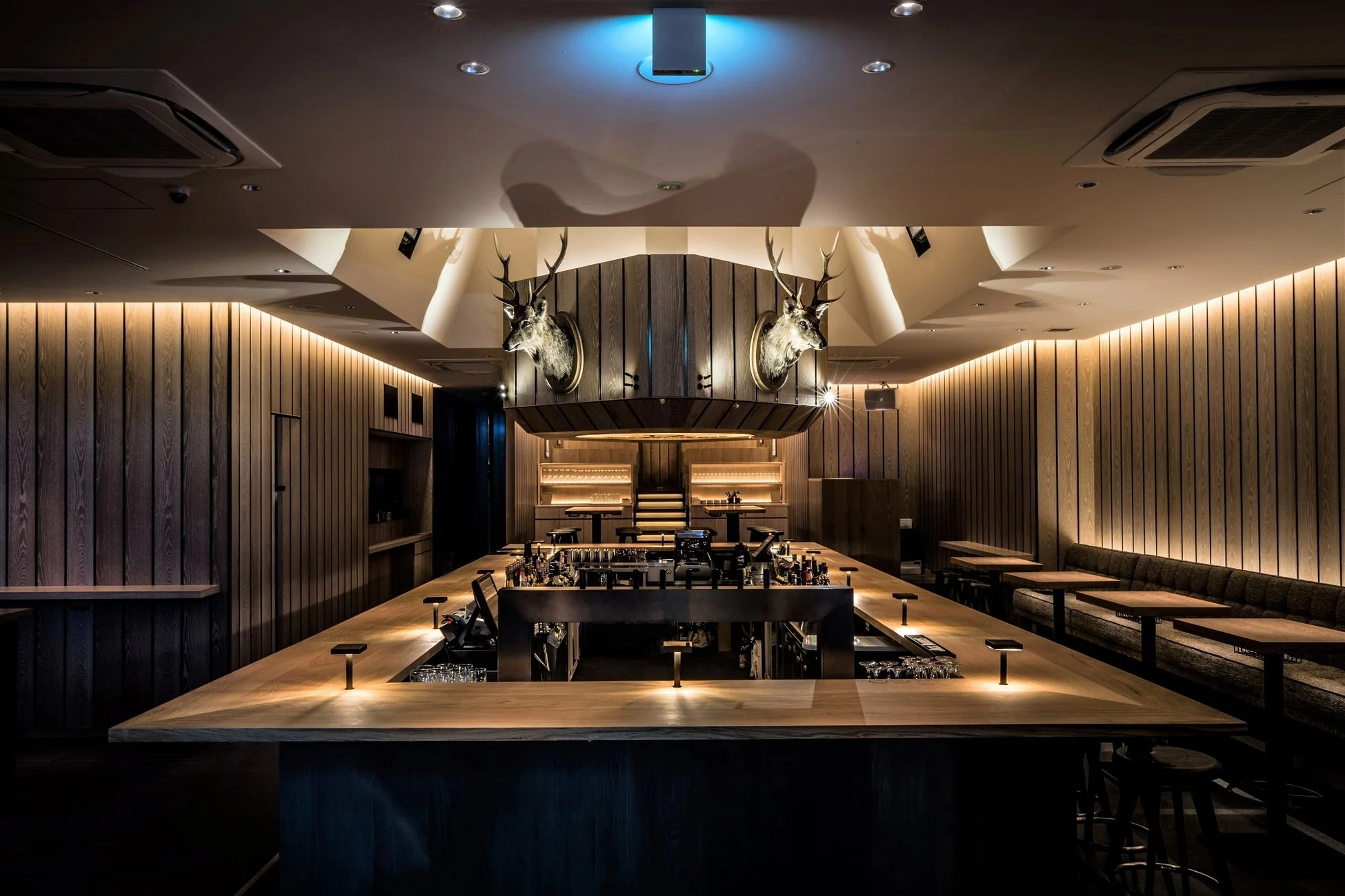 THE PUBLIC RED AKASAKA 店内